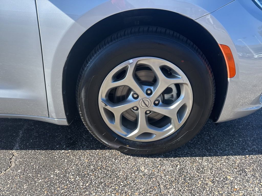 Used 2024 Chrysler Pacifica Limited image 24