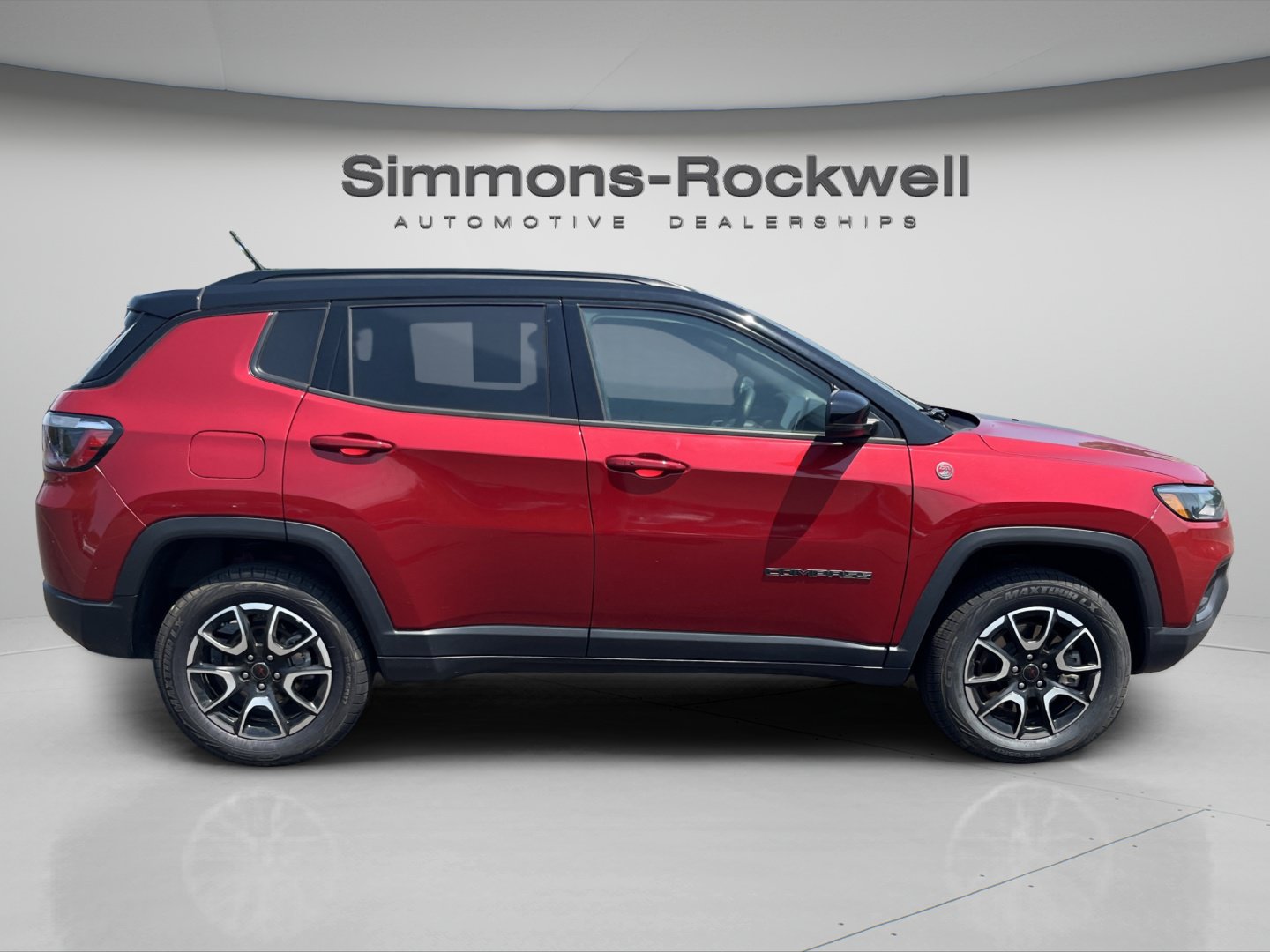 Used 2025 Jeep Compass Trailhawk AWD/4WD image 3