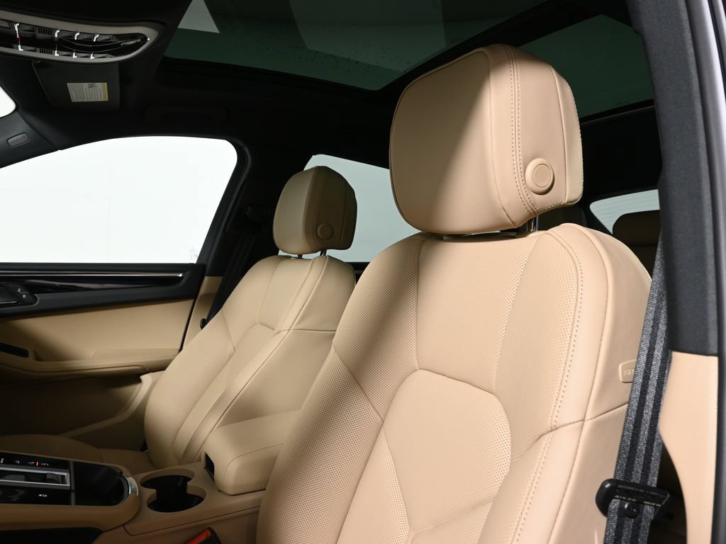 Used 2026 Porsche Macan AWD/4WD image 15