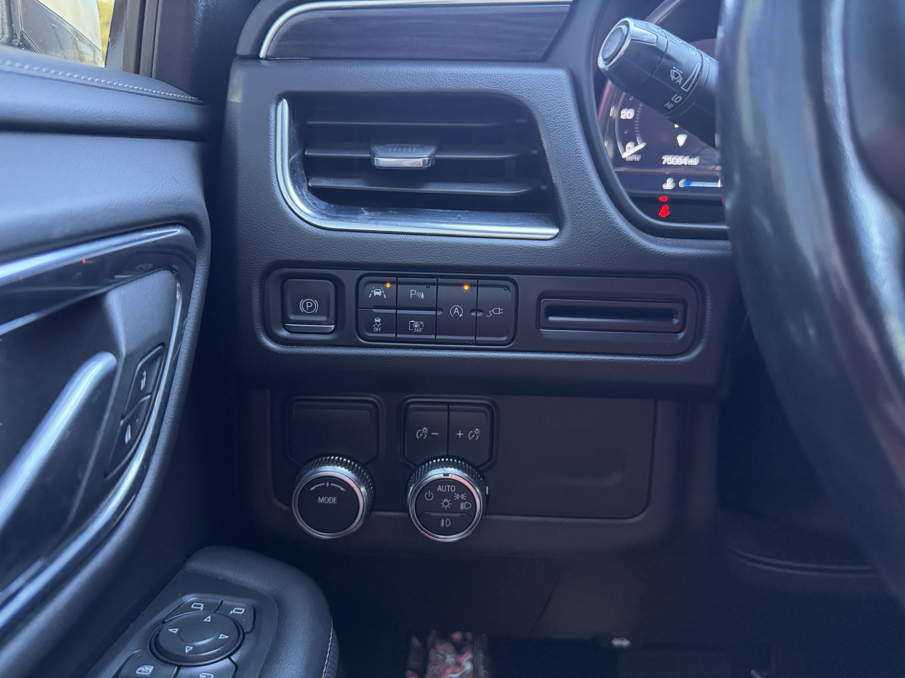 Used 2022 GMC Yukon XL SLT w/ SLT Luxury Package RWD image 45