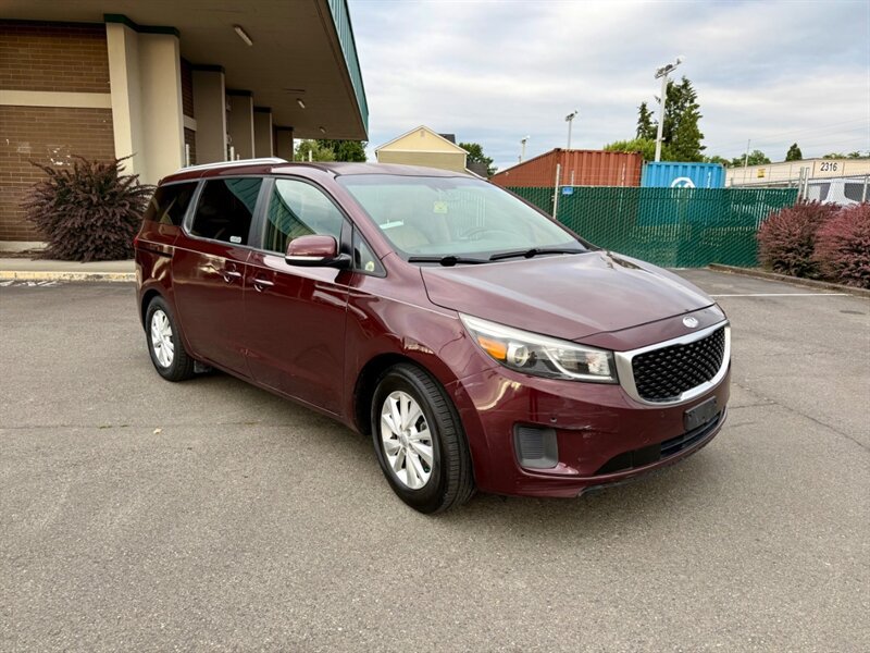 Used 2018 Kia Sedona LX w/ LX Essentials Premium Package FWD image 2