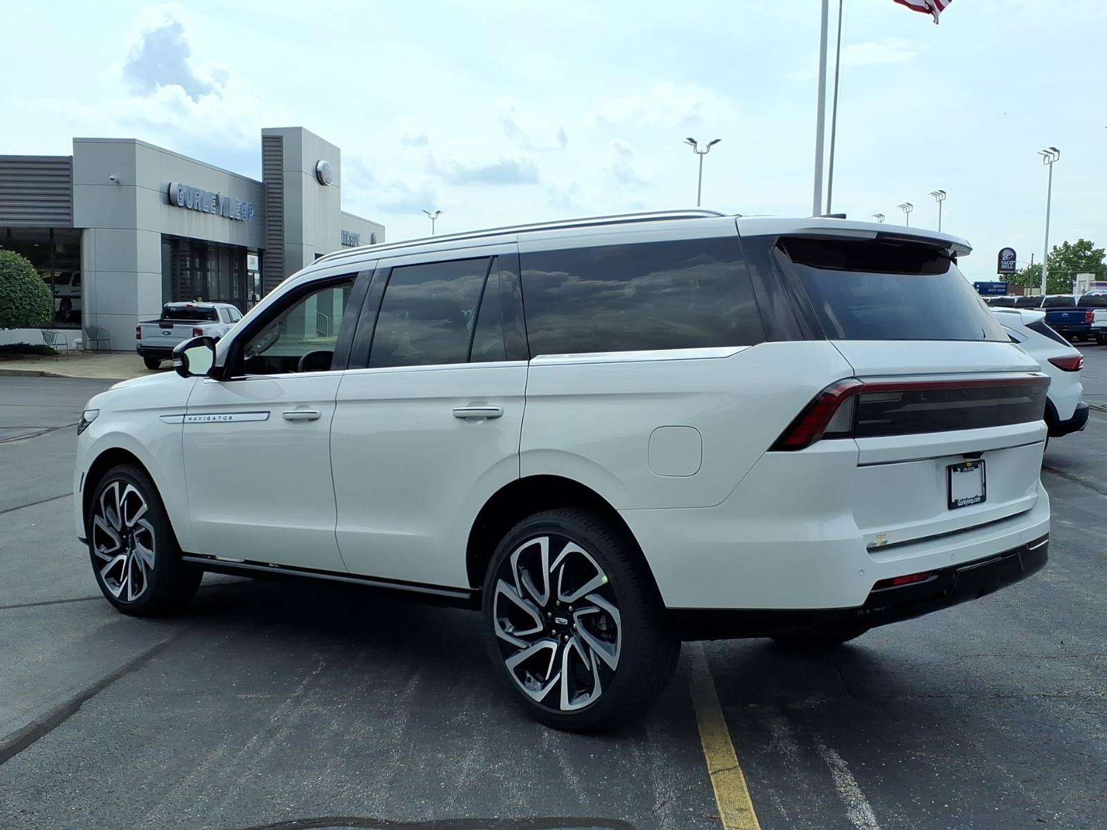 New 2027 Lincoln Navigator Reserve AWD/4WD image 8