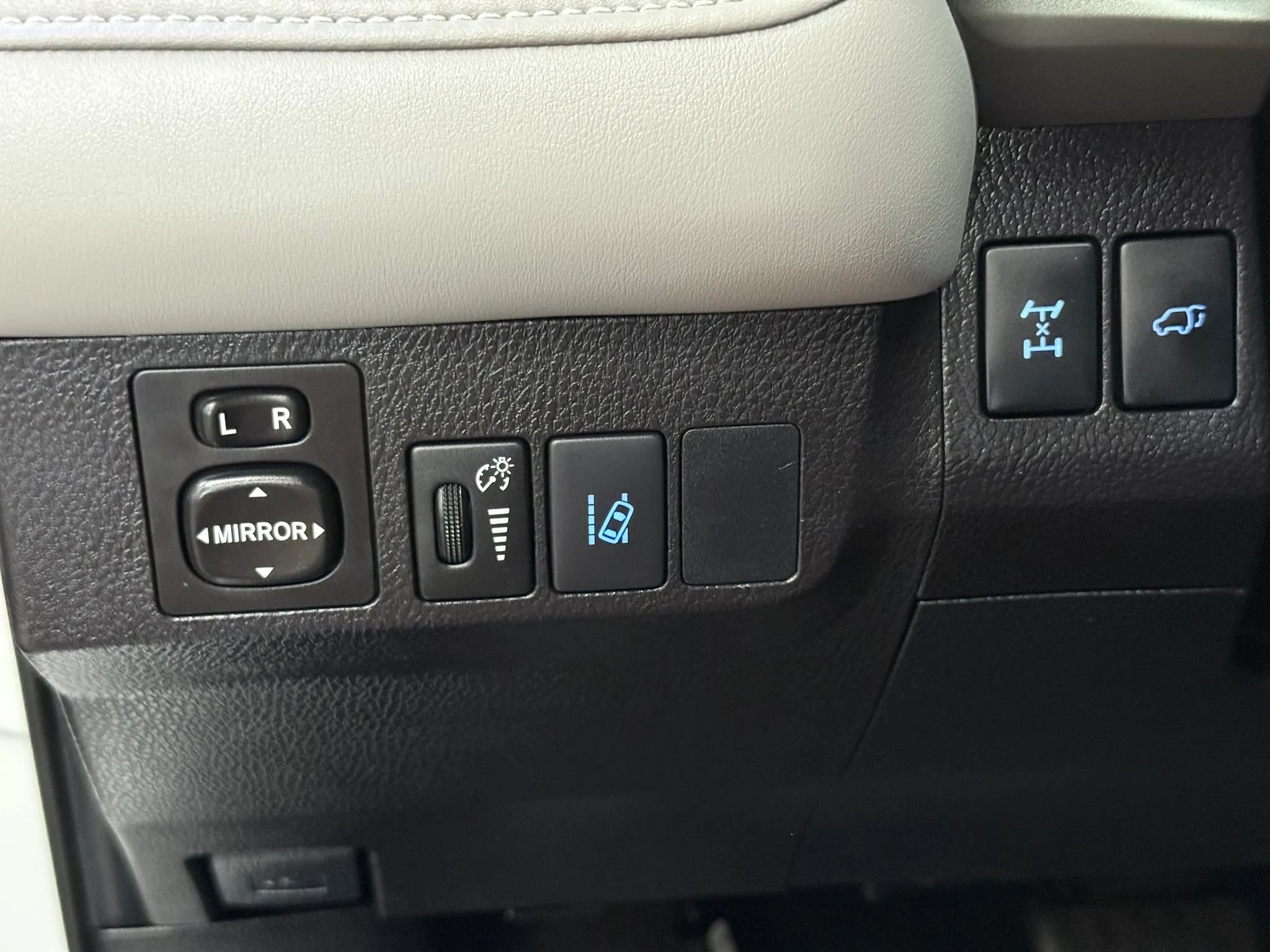 Used 2018 Toyota RAV4 Limited w/ Advanced Technology Package AWD/4WD image 19