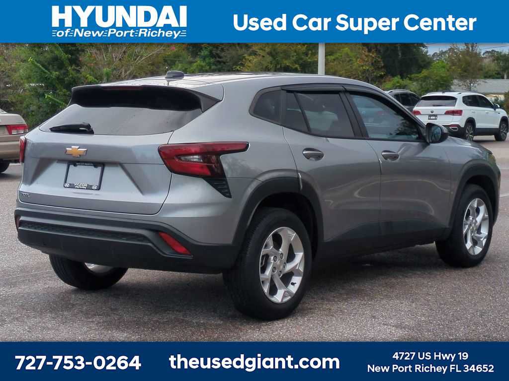 Used 2024 Chevrolet Trax LS w/ LS Convenience Package FWD image 5