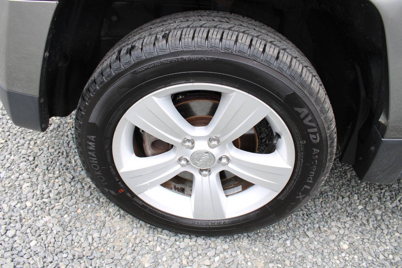 Used 2013 Jeep Patriot Latitude w/ Sun/Sound Group AWD/4WD image 23