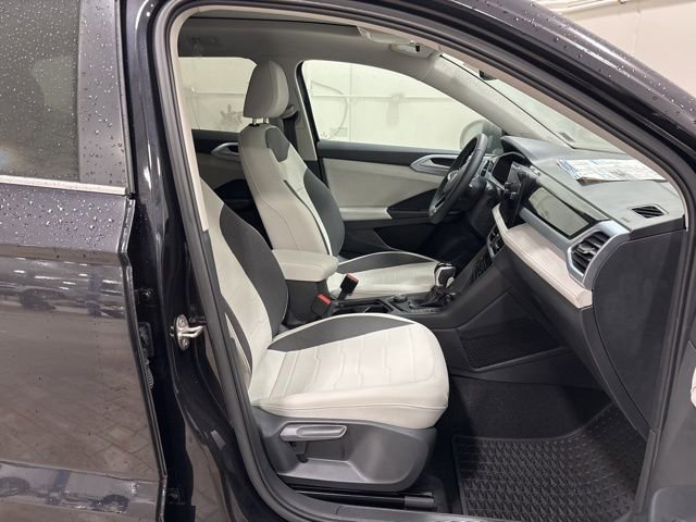 New 2025 Volkswagen Taos SE image 8