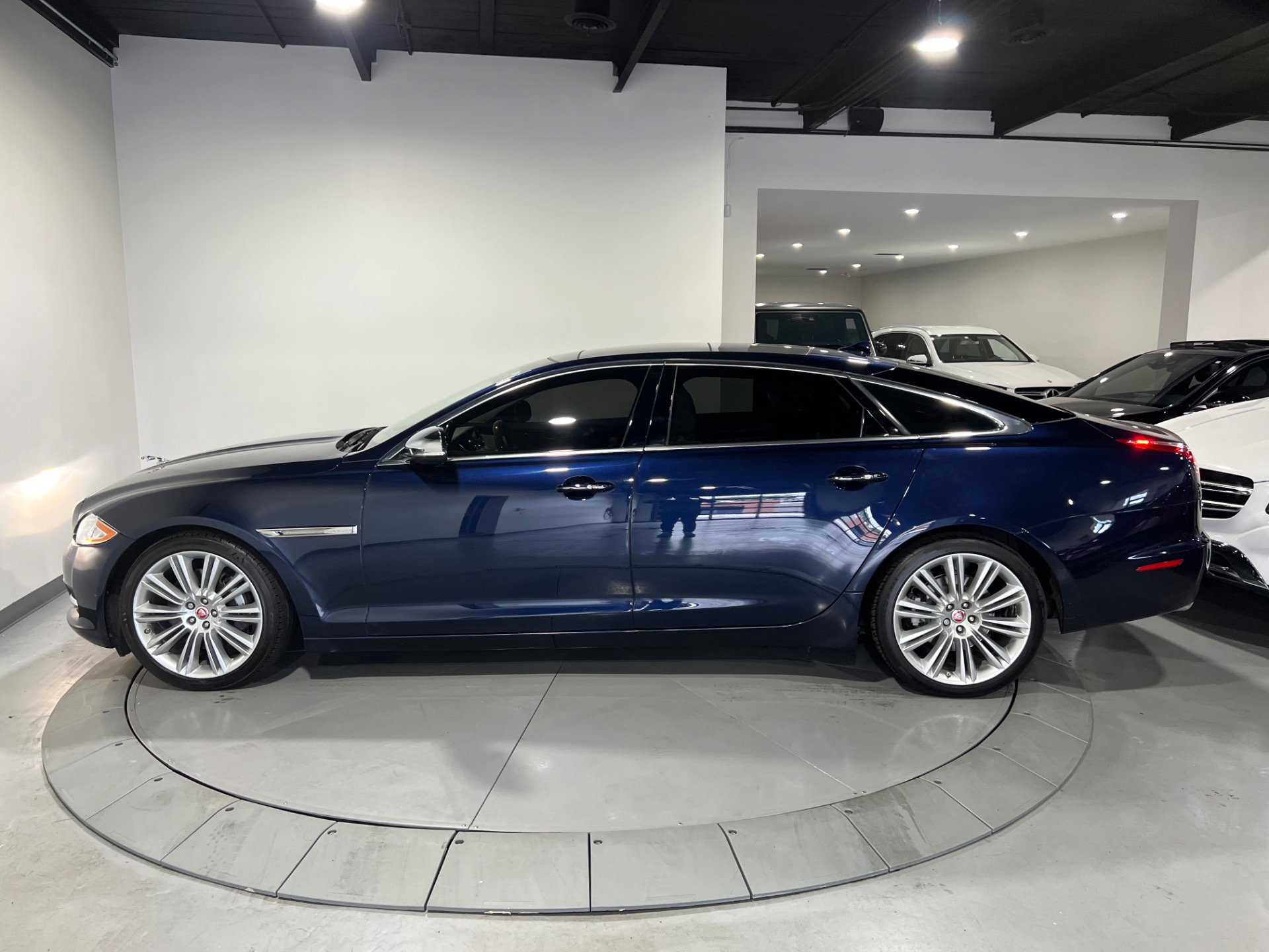 Used 2015 Jaguar XJ L Portfolio RWD image 6