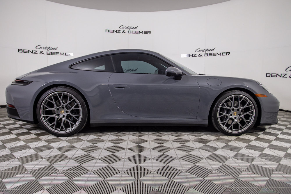 Used 2025 Porsche 911 Carrera RWD image 3
