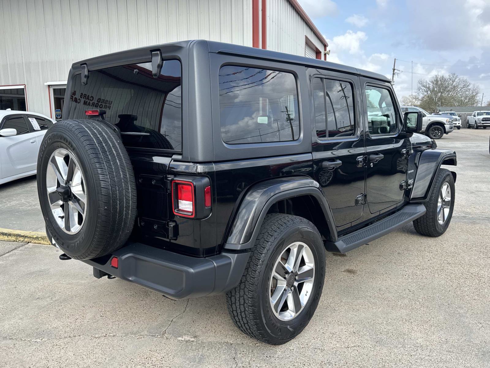 Used 2019 Jeep Wrangler Unlimited Sahara AWD/4WD image 7
