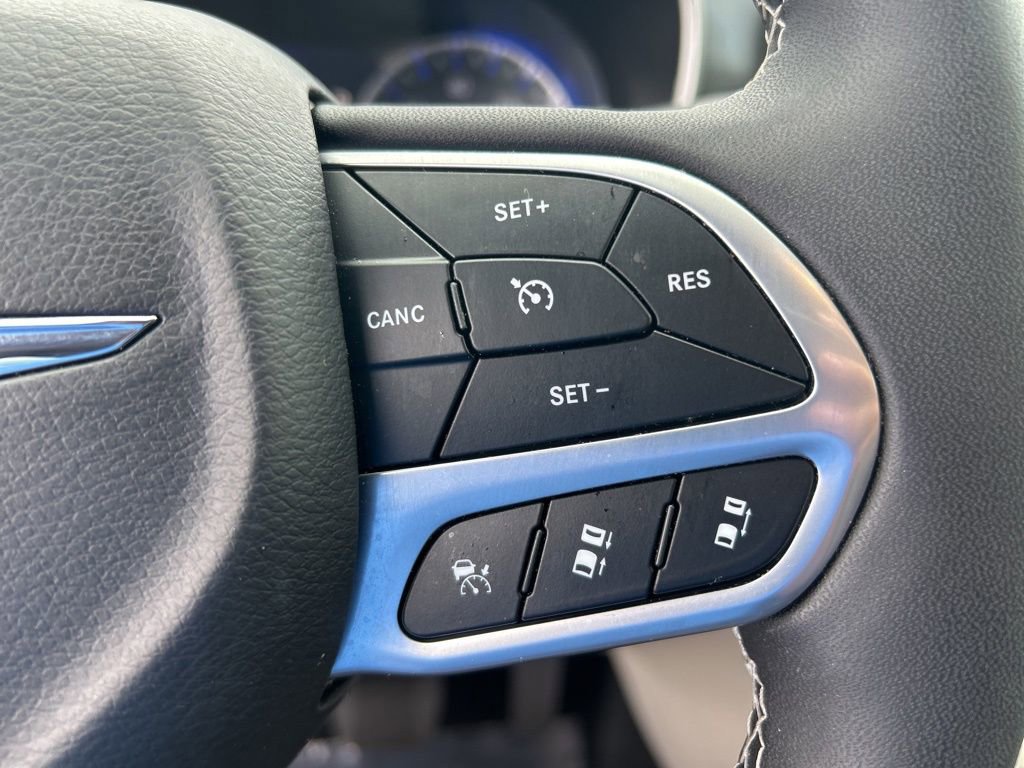 Used 2024 Chrysler Pacifica Touring-L image 44