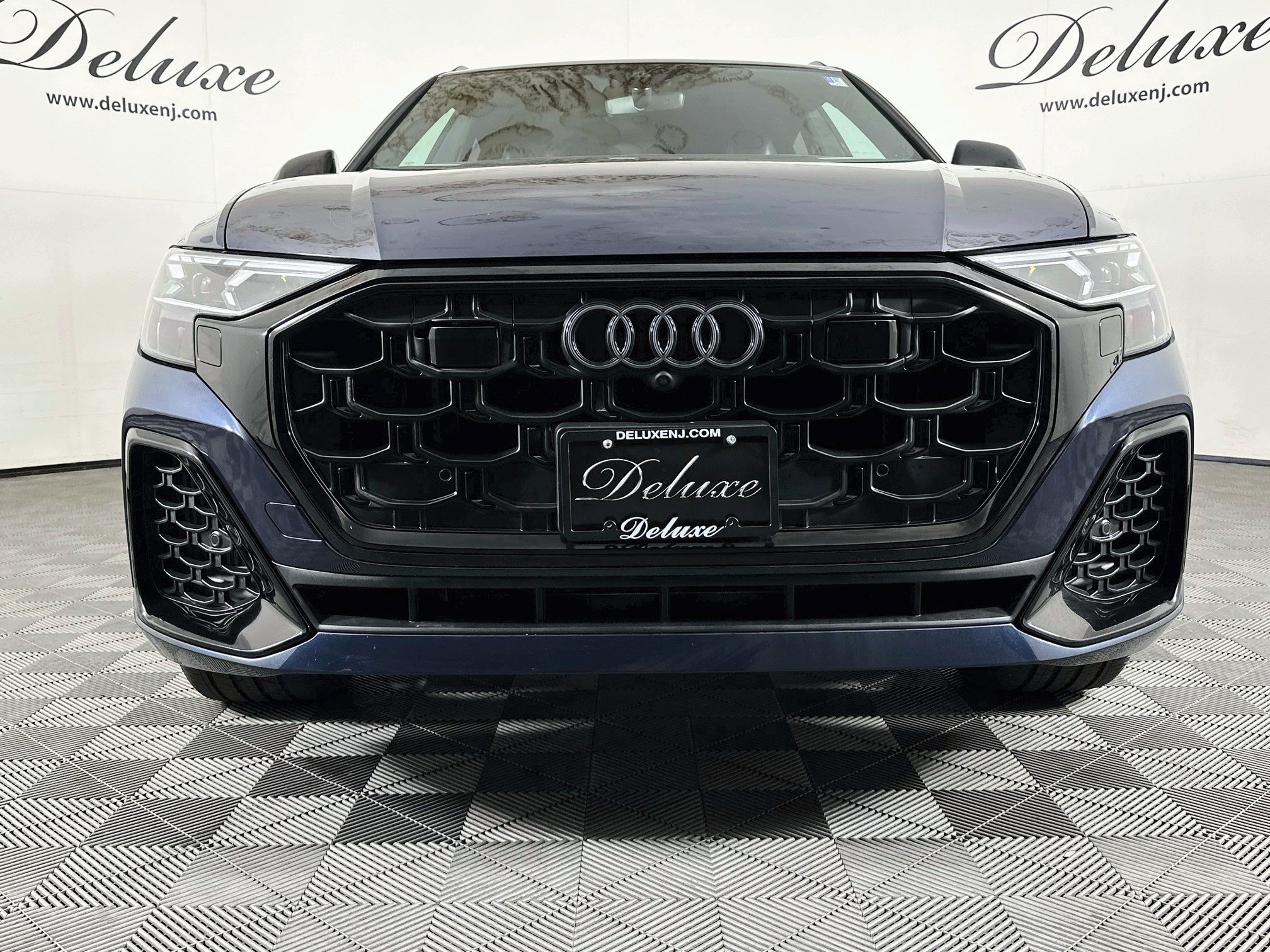 Used 2025 Audi SQ8 Prestige AWD/4WD image 2