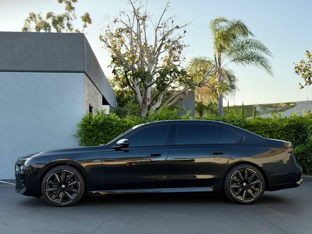 Used 2025 BMW 760i xDrive w/ Premium Package AWD/4WD image 8