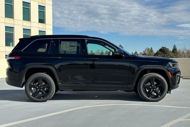 New 2026 Jeep Grand Cherokee Limited w/ Limited Altitude Package AWD/4WD image 3