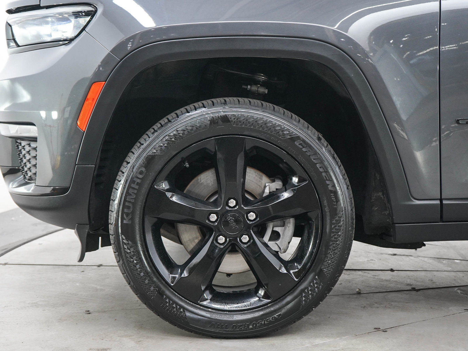 Used 2024 Jeep Grand Cherokee L Limited w/ Black Appearance Package AWD/4WD image 31