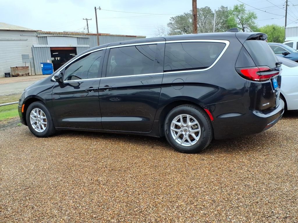 Used 2023 Chrysler Pacifica Touring-L image 2