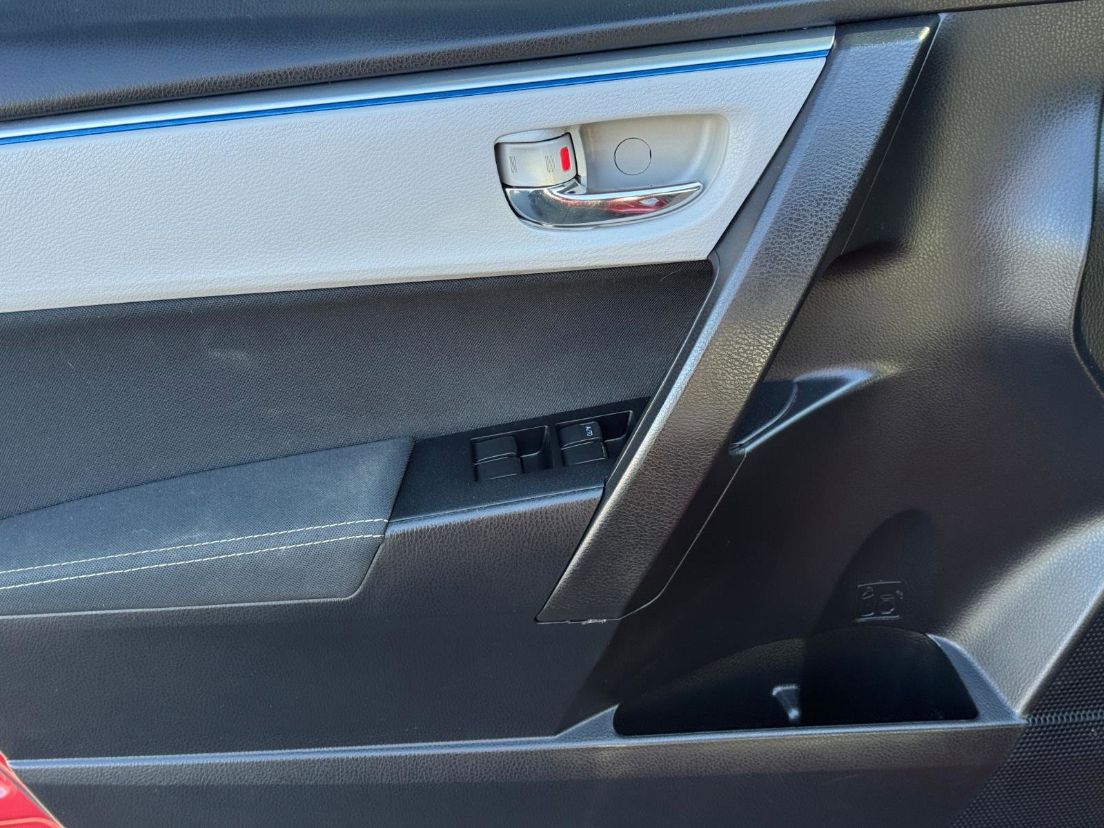 Used 2015 Toyota Corolla LE FWD image 14