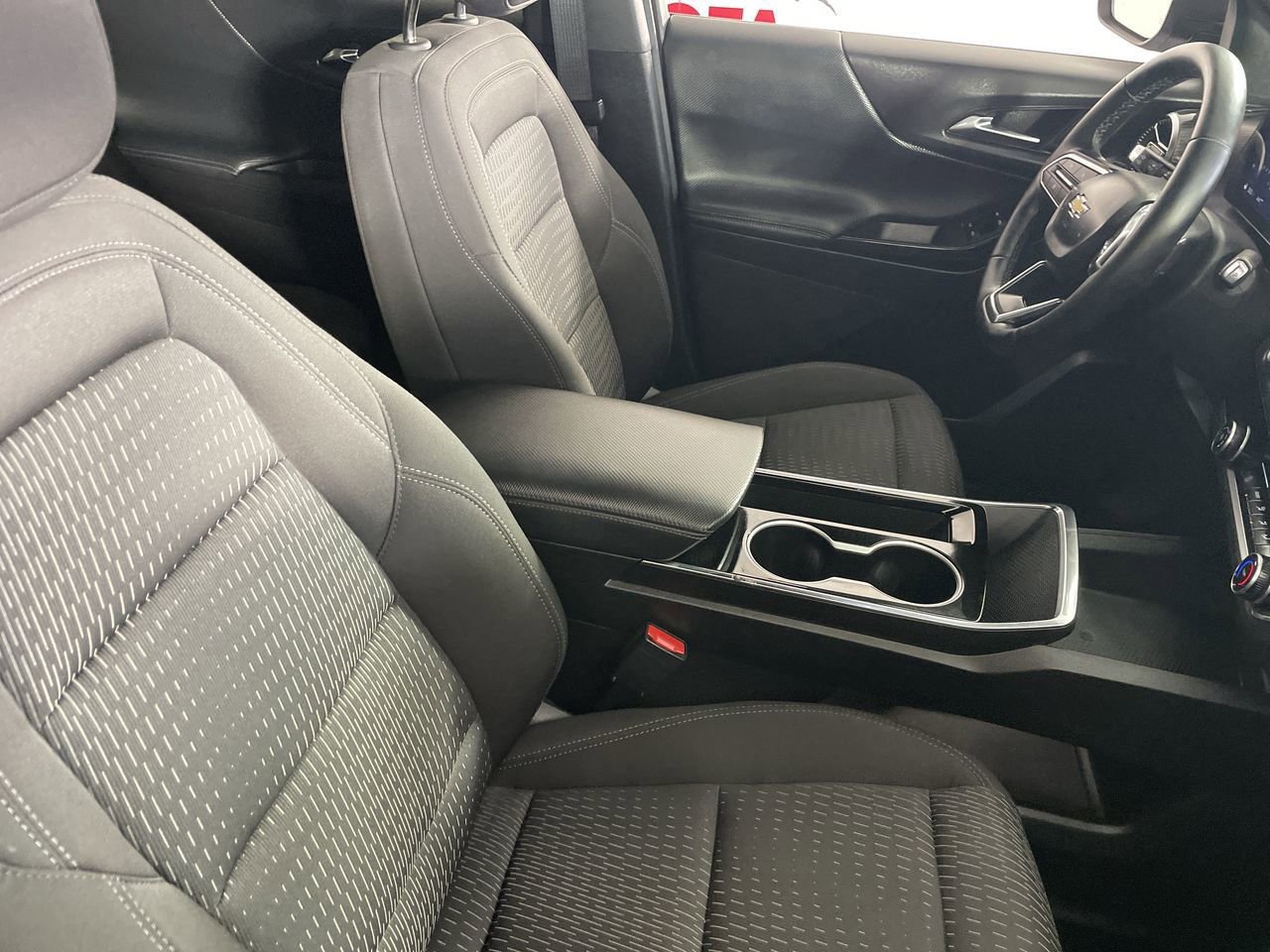 Used 2025 Chevrolet Equinox LT image 24