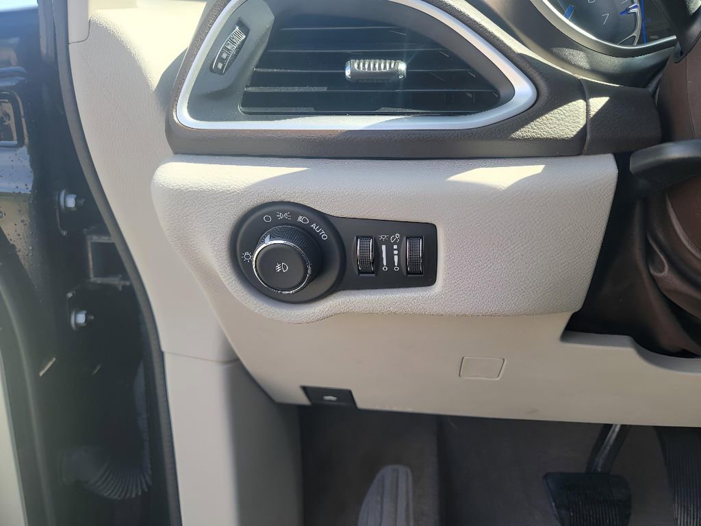 Used 2018 Chrysler Pacifica Touring-L image 14
