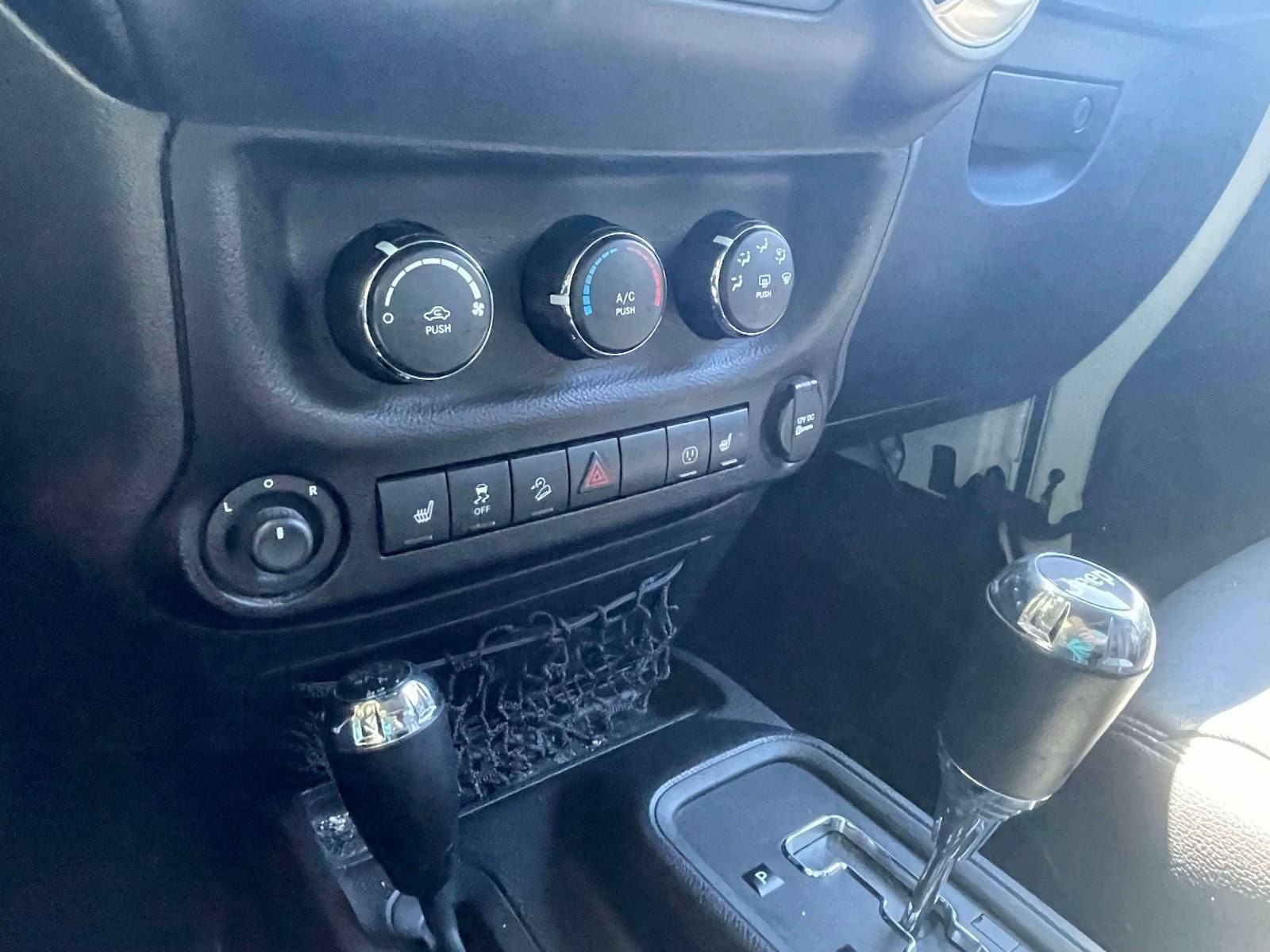 Used 2015 Jeep Wrangler Unlimited Sahara w/ Connectivity Group AWD/4WD image 28