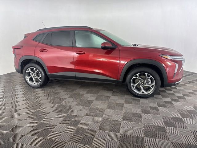 Used 2025 Chevrolet Trax LT w/ LT Convenience Package image 6