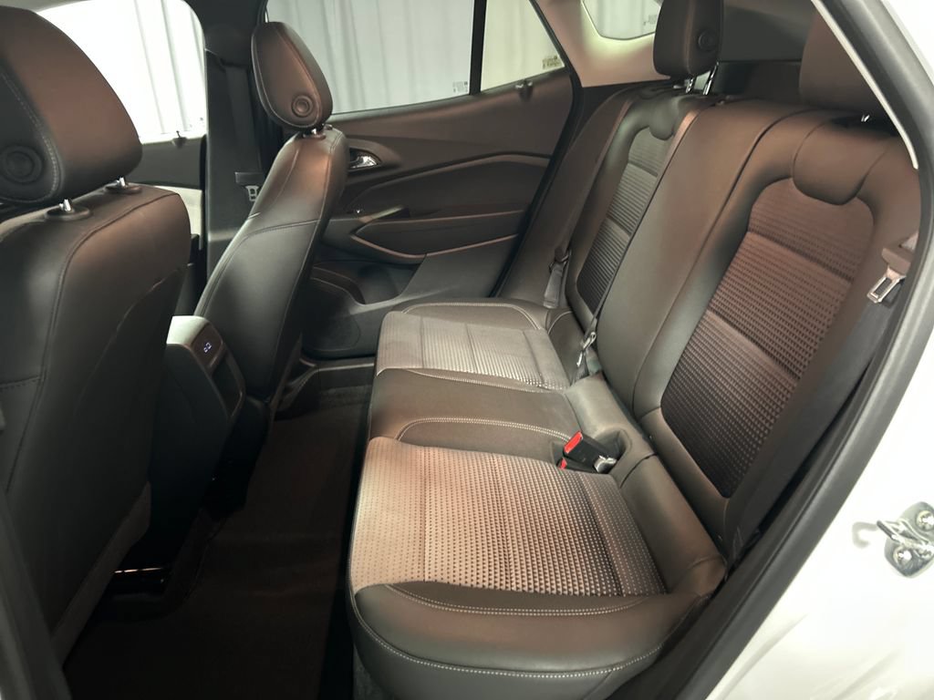 Used 2025 Chevrolet Trax LT w/ LT Convenience Package FWD image 21