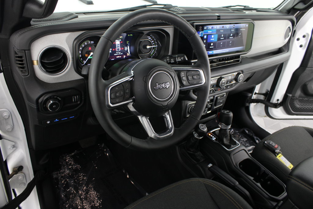 Used 2025 Jeep Wrangler Unlimited Sahara w/ Safety Group AWD/4WD image 8