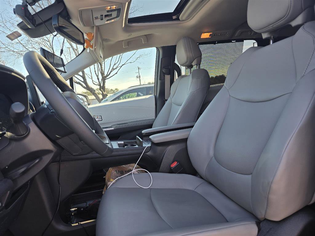 Used 2025 Toyota Sienna XLE w/ XLE Plus Package image 3