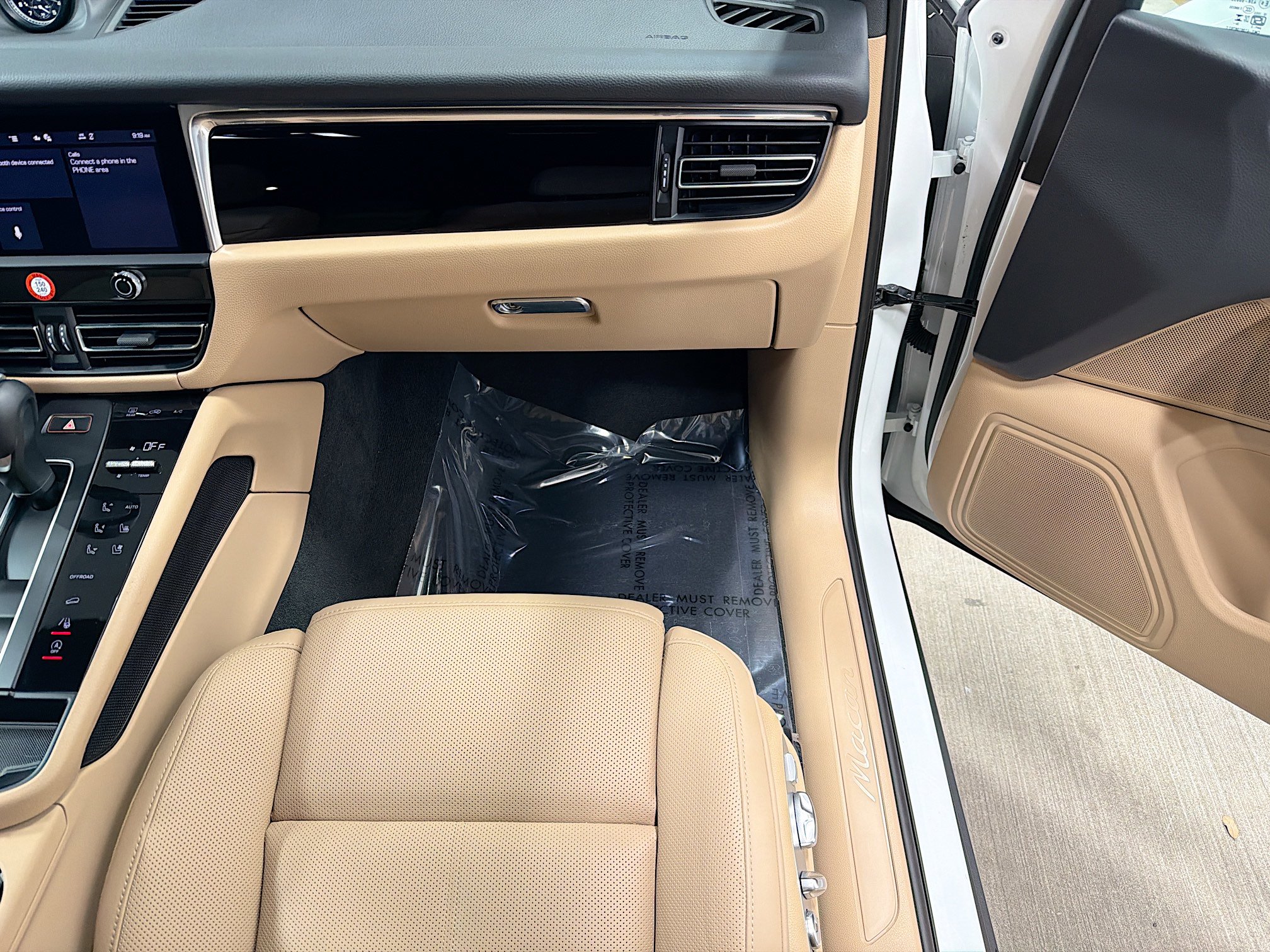 Certified 2025 Porsche Macan image 18