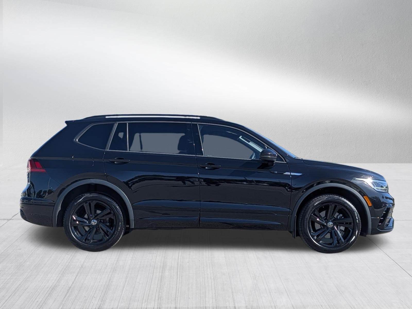 Certified 2024 Volkswagen Tiguan SE R-Line w/ MDO Package, Two-Row AWD/4WD image 8