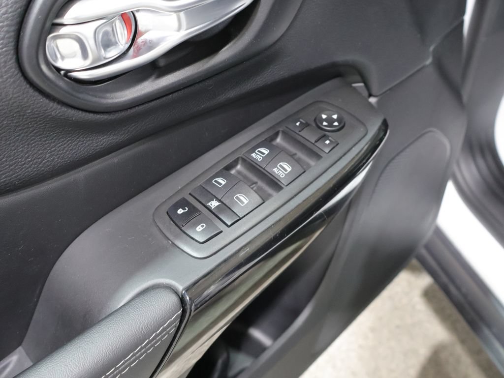 Used 2023 Jeep Cherokee Altitude Lux AWD/4WD image 14