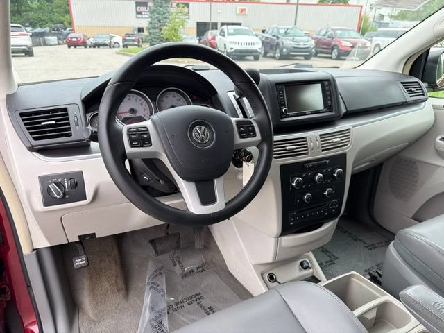 Used 2011 Volkswagen Routan SE FWD image 10