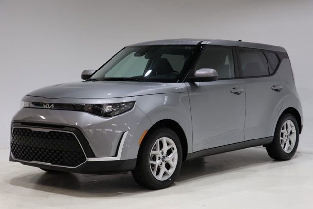 Used 2025 Kia Soul LX FWD image 3