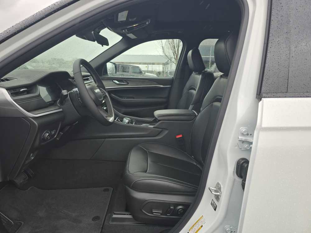 New 2025 Jeep Grand Cherokee L Limited image 9