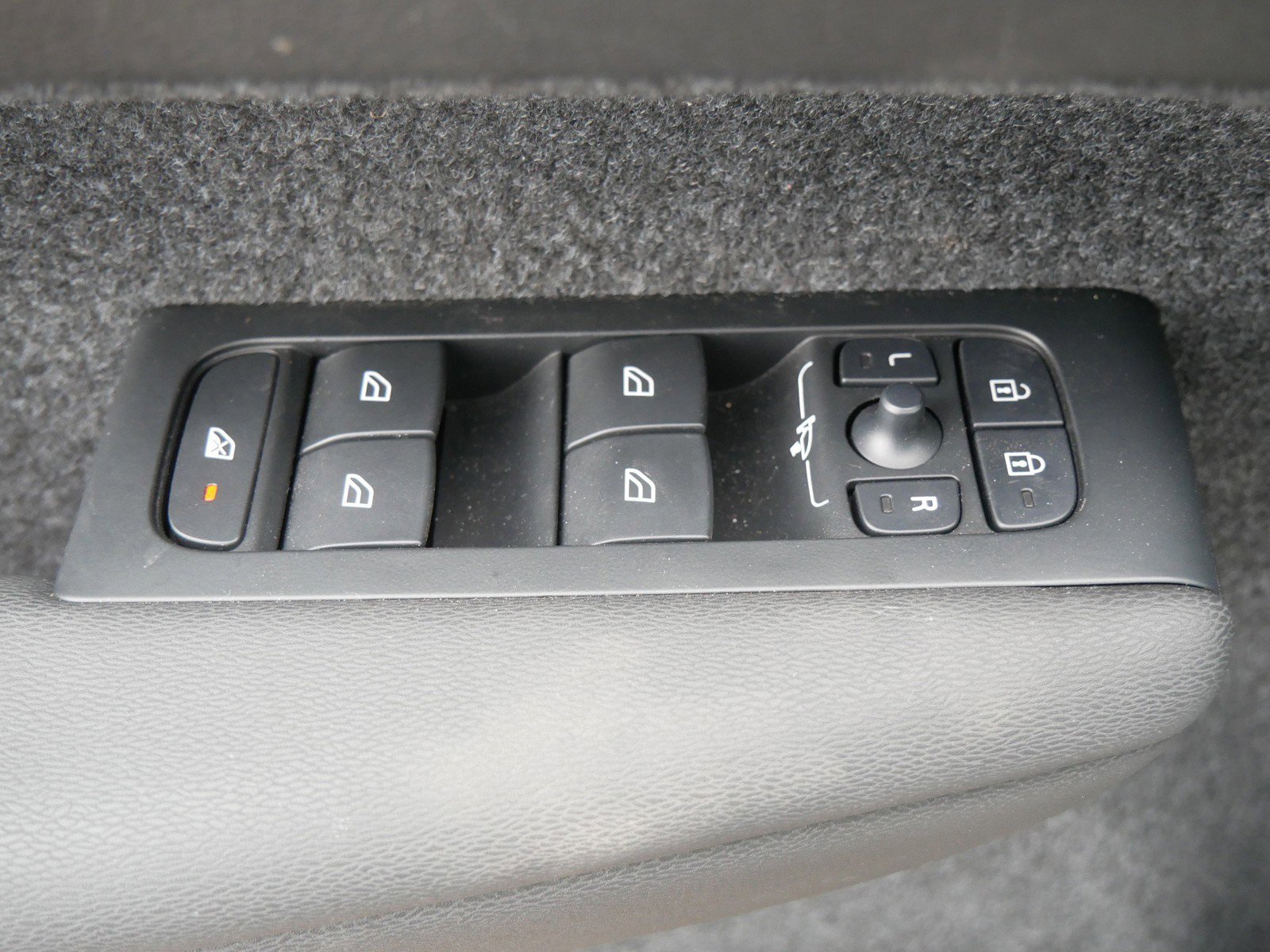 Certified 2025 Volvo XC40 B5 Plus image 11