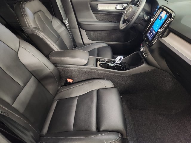 Certified 2026 Volvo XC40 B5 Plus AWD/4WD image 3