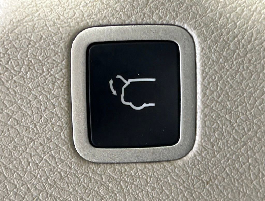 Used 2023 Chrysler Pacifica Limited image 16