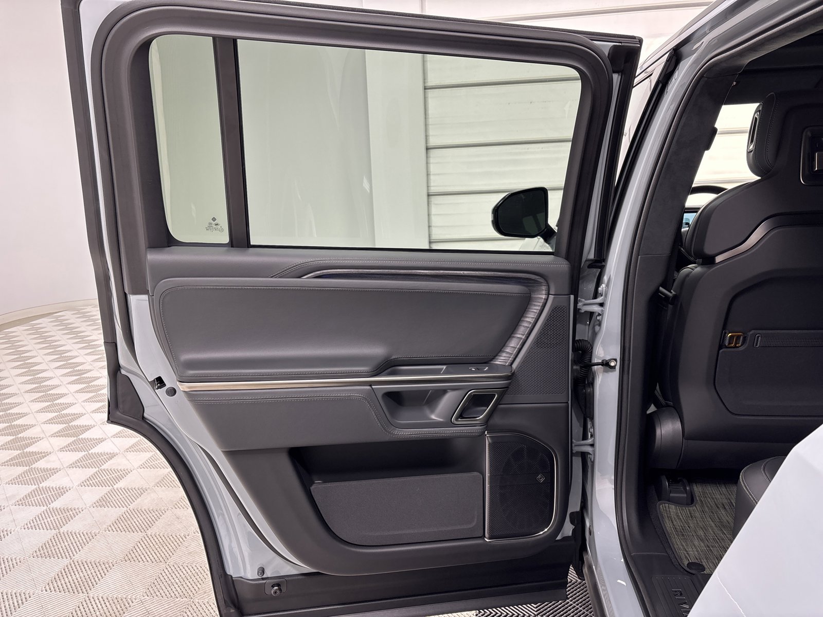 Used 2024 Rivian R1S Adventure AWD/4WD image 17