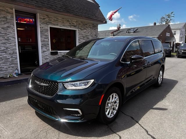 Used 2025 Chrysler Pacifica Select FWD image 1