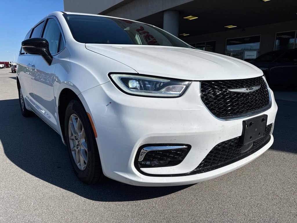 Used 2024 Chrysler Pacifica Touring-L FWD image 3