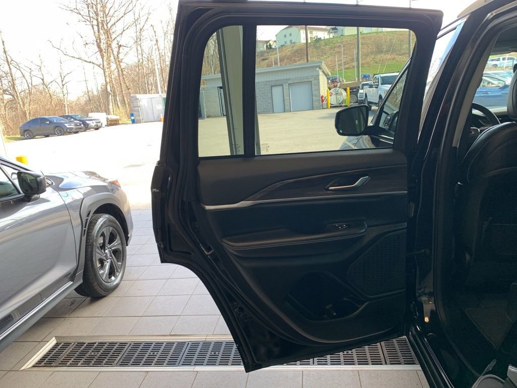 Used 2023 Jeep Grand Cherokee Limited image 12