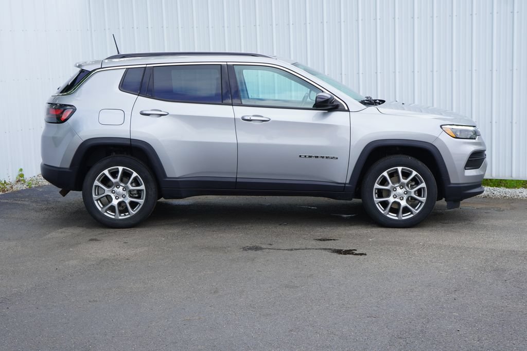 Used 2022 Jeep Compass Latitude w/ Sun and Sound Group AWD/4WD image 2