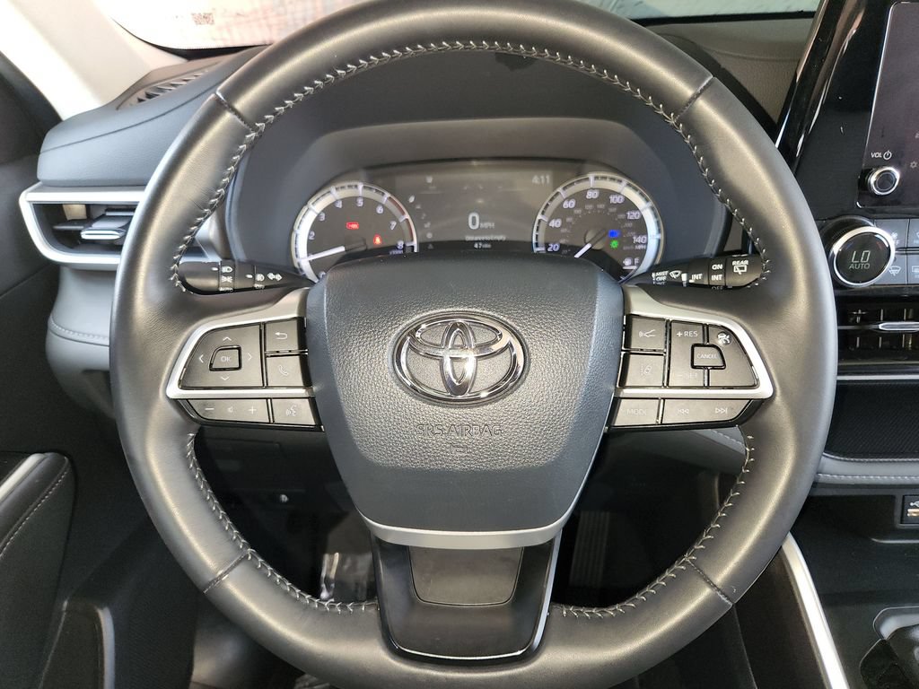 Used 2025 Toyota Highlander LE FWD image 25