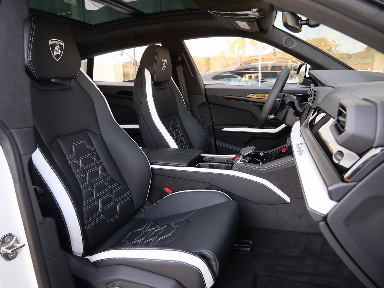 Used 2025 Lamborghini Urus SE image 8