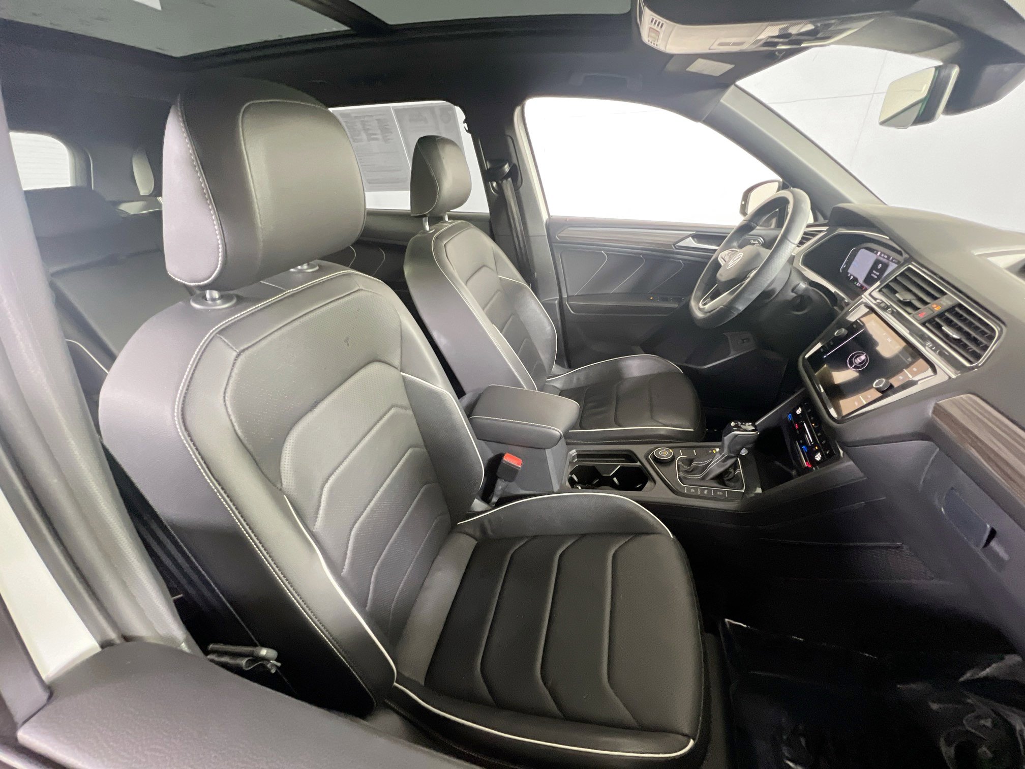 Used 2022 Volkswagen Tiguan SEL R-Line image 28