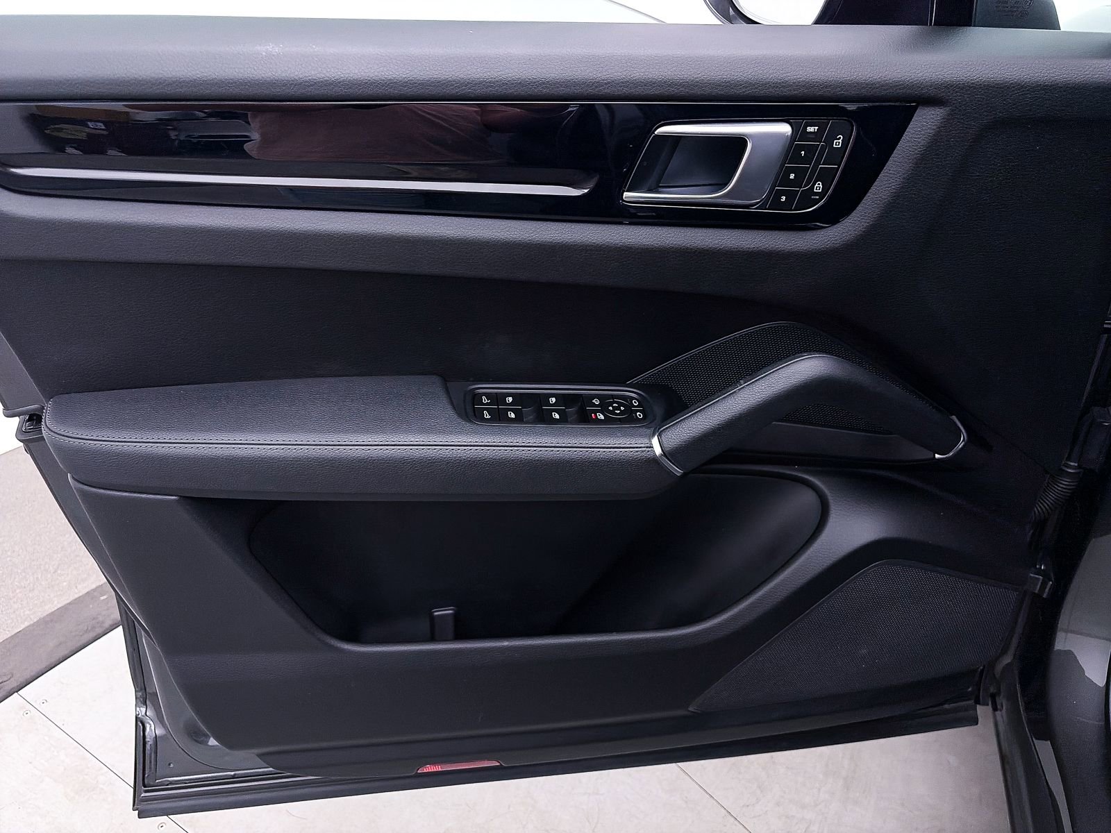 Used 2023 Porsche Cayenne image 18