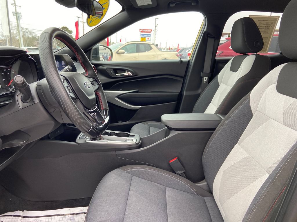 Used 2024 Chevrolet Trax RS w/ Sunroof Package image 11