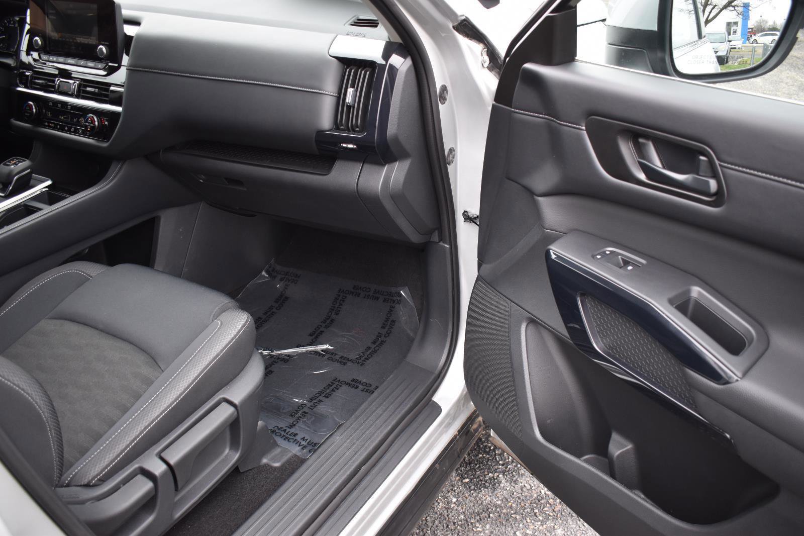 Used 2025 Nissan Pathfinder SV image 15