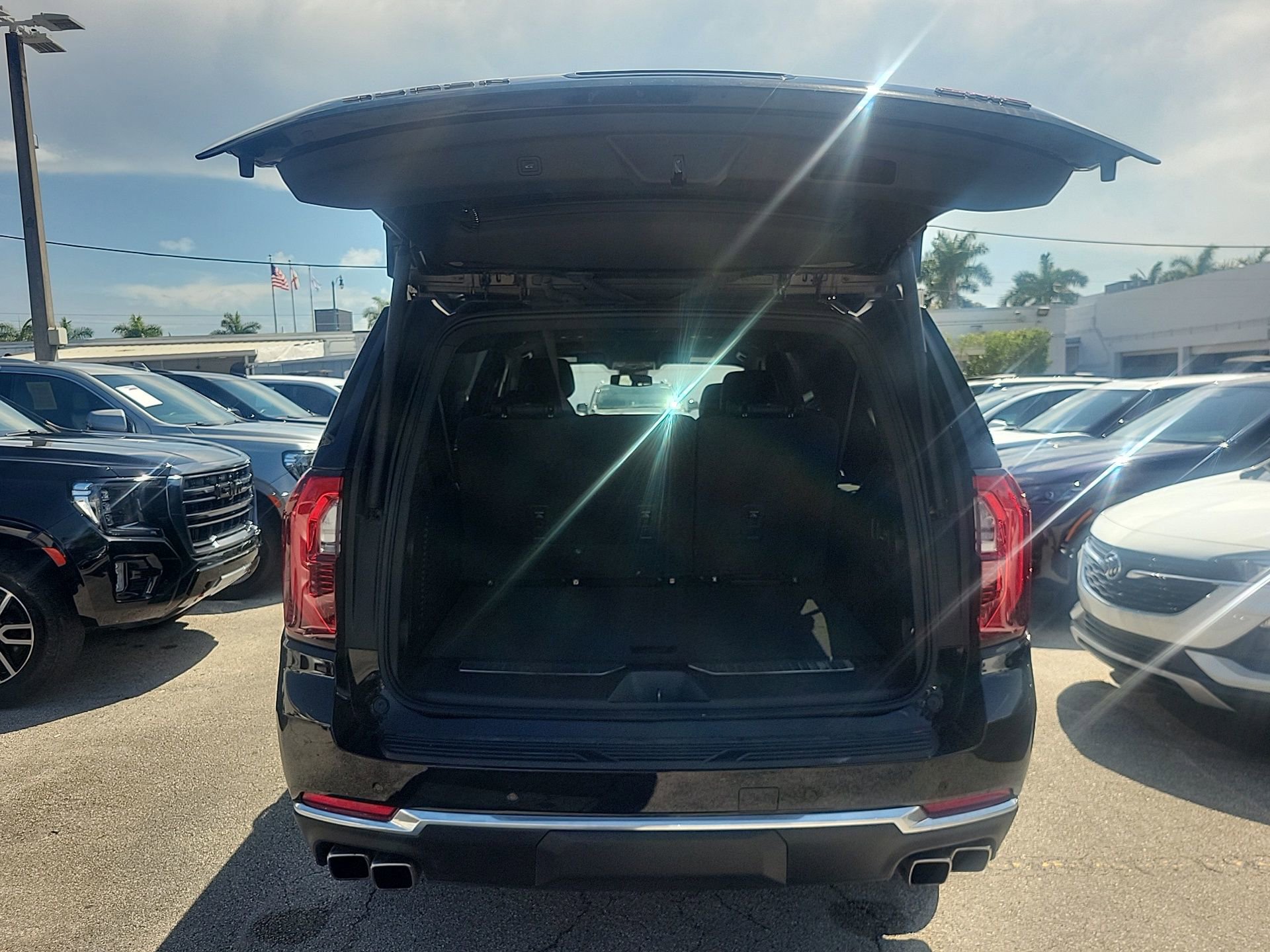 Used 2025 GMC Yukon XL Denali image 14