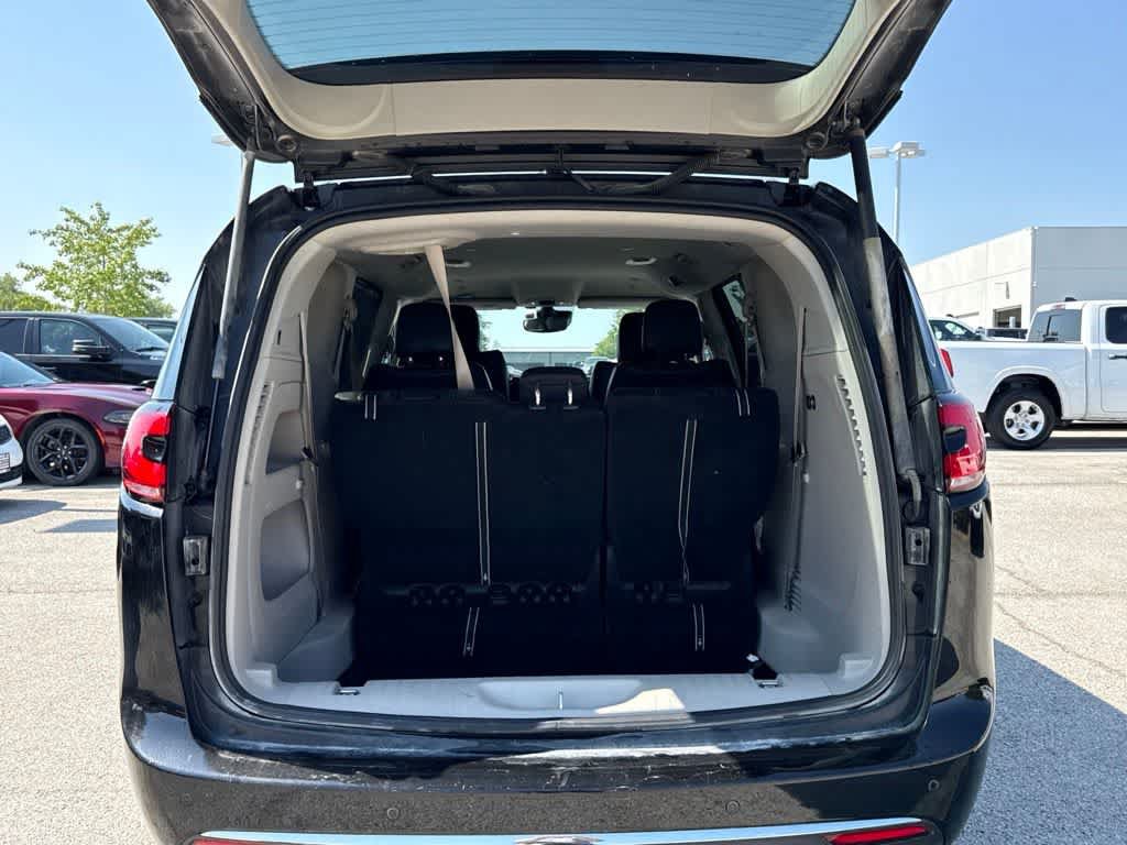 Used 2022 Chrysler Pacifica Touring-L FWD image 11