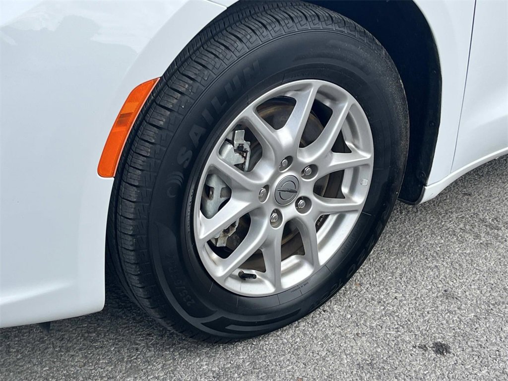 Used 2024 Chrysler Pacifica Touring-L image 9